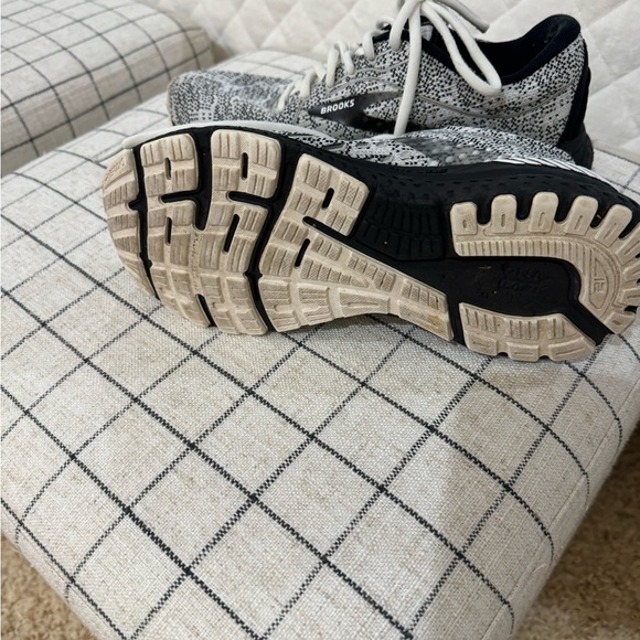 Brooks - Picture 3 of 3